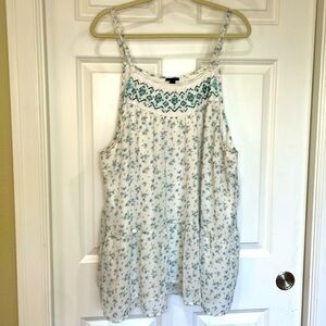 Torrid Ditsy Floral Print Sleeveless Top Size 4X Sequins White Blue Camisole